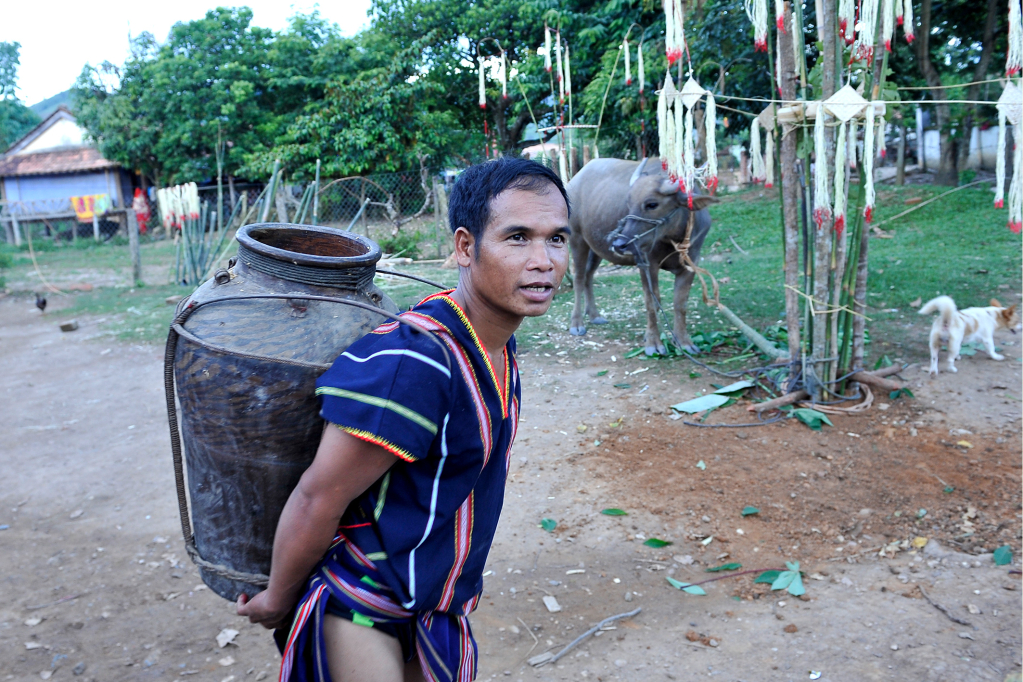 05. Ghè rượu, trâu, heo, gà... được gia chủ chuẩn bị từ lâu để có dịp cho dân làng cùng thưởng thức..