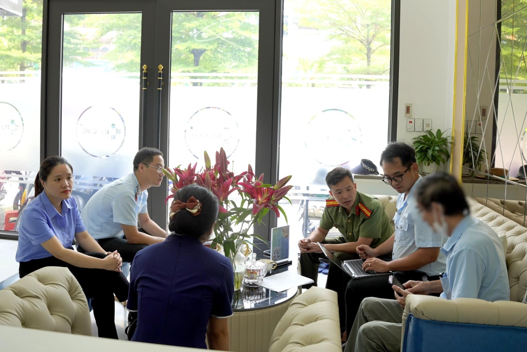 El equipo de inspección interdisciplinario inspeccionó repentinamente un centro médico en la ciudad de Ha Long. Foto: Quynh Trang (CDC Quang Ninh)