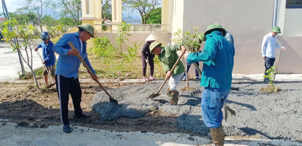 Xã Đầm Hà đẩy nhanh tiến độ thi công công trình gắn biến chào mừng Đại hội Đảng bộ xã lần thứ XVIII, nhiệm kỳ 2025-2030.