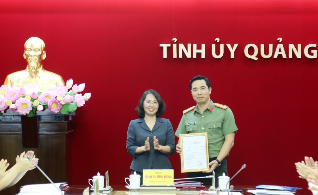 La camarada Trinh Thi Minh Thanh, subsecretaria permanente del Comité Provincial del Partido, presentó la decisión de la Secretaría al coronel Tran Van Phuc, director del Departamento de Policía Provincial.