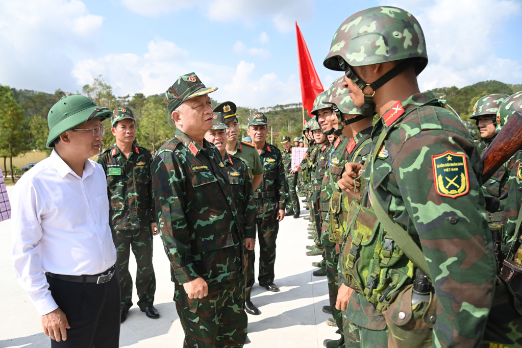 Trung tướng Nguyễn Quang Ngọc, Ủy viên Trung ương Đảng, Ủy viên Quân ủy Trung ương, Tư lệnh Quân khu 3; đồng chí Cao Tường Huy, Phó bí thư Tỉnh ủy, Chủ tịch UBND tỉnh Quảng Ninh động viên cán bộ, chiến sĩ hoàn thành nhiệm vụ diễn tập thực binh