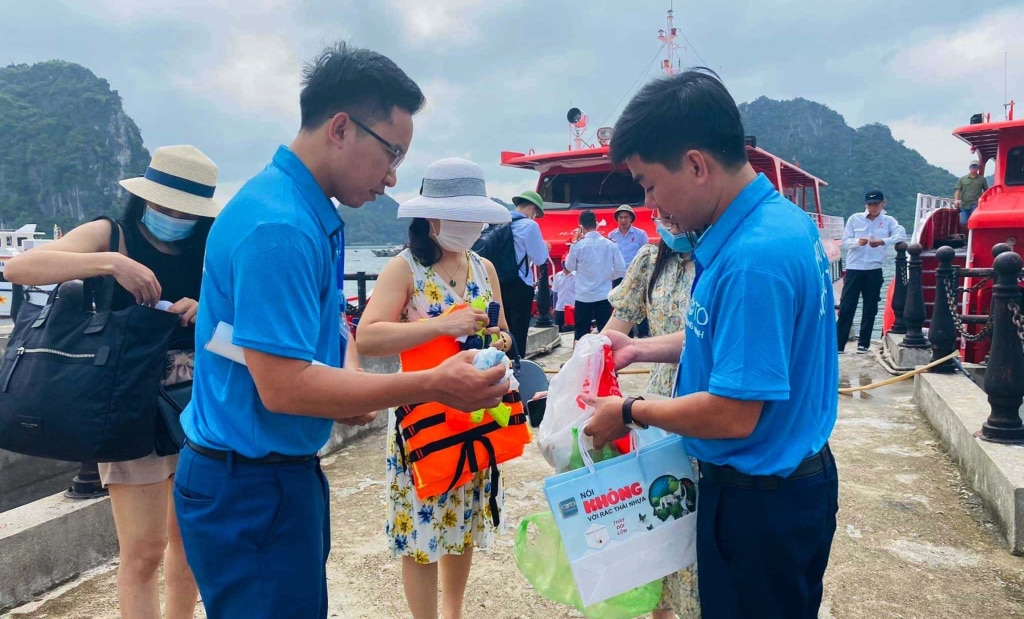 Đoàn Thanh niên tham gia vận động du khách không sử dụng túi nilon và đồ nhựa dùng một lần khi du lịch tại Cô Tô. Ảnh: Thu Cúc (Trung tâm TTVH huyện Cô  Tô)