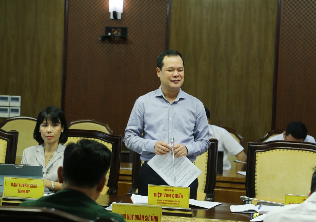 Comrade Diep Van Chien, Head of the Provincial Party Committee's Internal Affairs Committee, spoke at the conference.