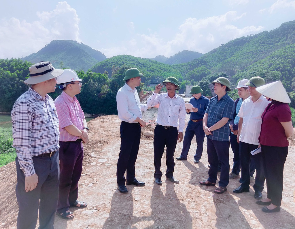 La delegación de supervisión del Comité Provincial del Frente de la Patria inspeccionó una serie de proyectos y obras claves en el distrito de Ba Che. Foto: Song Ha