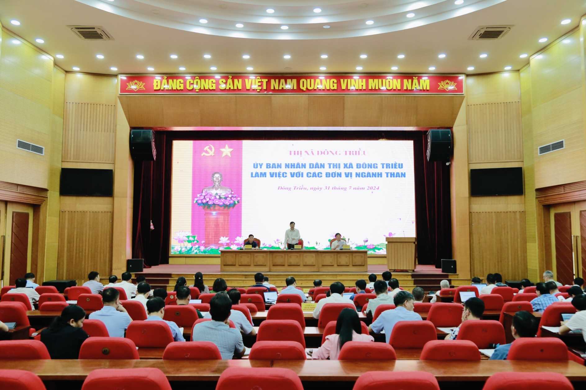 Dong Trieu Town People's Committee works with coal industry units in the town to evaluate the results of coordination work, August 2024. Photo: Dong Trieu Cultural and Information Center