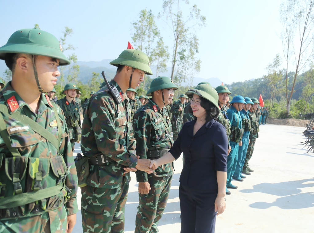 Đồng chí Trịnh Thị Minh Thanh, Phó Bí thư Thường trực Tỉnh ủy thăm, động viên cán bộ, chiến sỹ tham gia huấn luyện thực binh bắn đạn thật trong diễn tập.