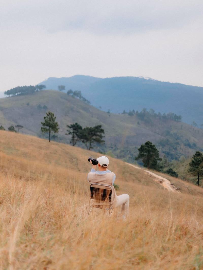 La colina está cubierta por una capa de color hierba quemada, con una belleza salvaje, convirtiéndose en un telón de fondo para fotografía virtual extremadamente genial. Foto: Ngoc Cong