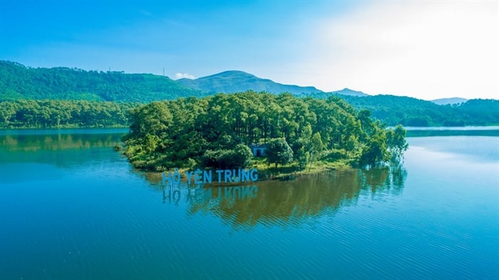 Al visitar el lago Yen Trung, los visitantes pueden disfrutar de un fondo súper genial. Fotografía: Administración Nacional de Turismo de Vietnam