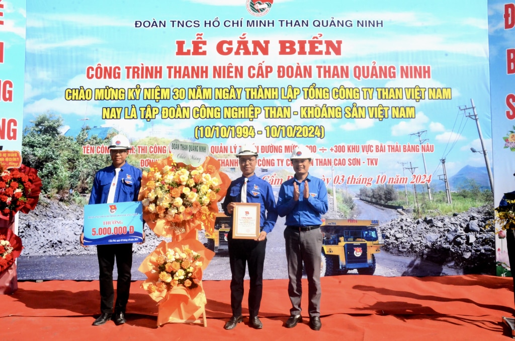 Đoàn Than Quảng Ninh khen thưởng Đoàn Thanh niên Công ty Than Cao Sơn - TKV.