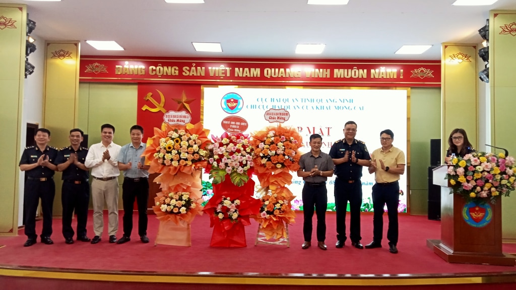 Lãnh đạo Cục Hải quan tỉnh, TP Móng Cái, Chi cục Hải quan cửa khẩu Móng Cái tặng hoa chúc mừng cộng đồng doanh nghiệp XNK qua địa bàn