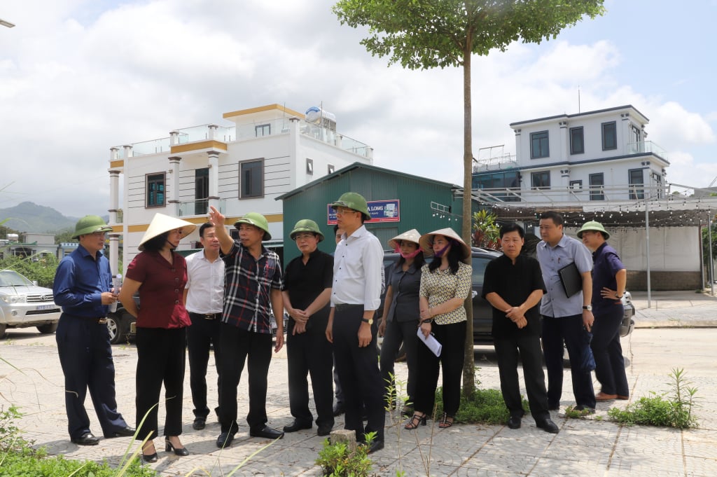 Đoàn giám sát của Ủy ban MTTQ tỉnh kiểm tra, giám sát hạ tầng kỹ thuật khu đất ở số 03 (khu Bình Quân, thị trấn Bình Liêu, huyện Bình Liêu) để có những ý kiến đóng góp sát thực tế cho địa phương. Ảnh La Lành (Trung tâm TT-VH Bình Liêu)