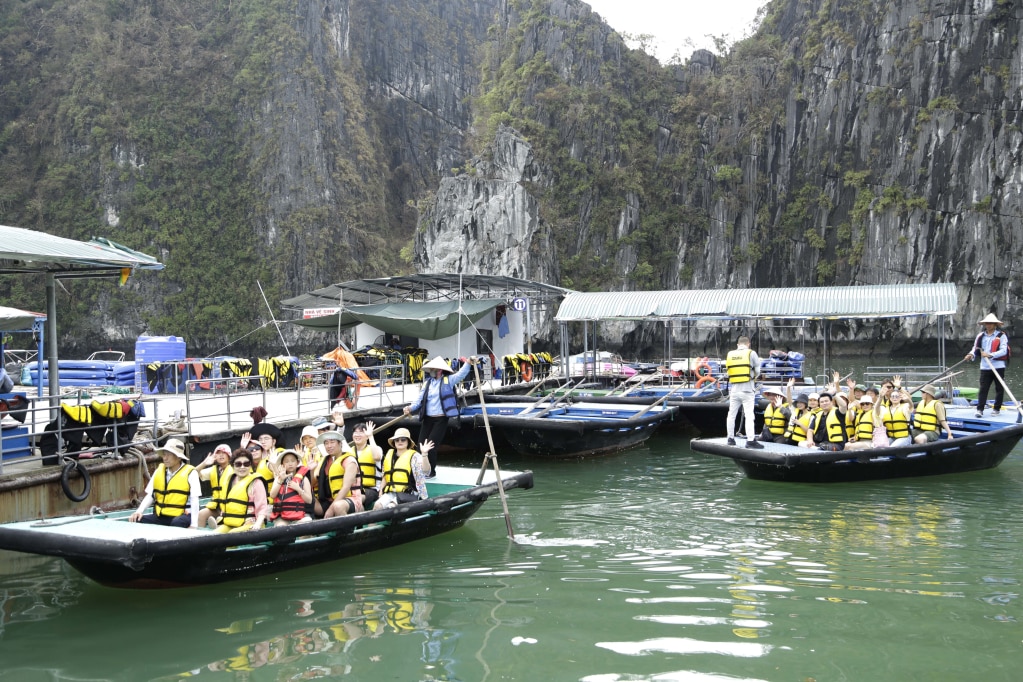 Los turistas visitan la bahía de Ha Long.