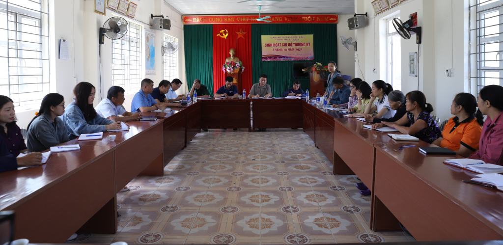 Escena de la reunión de la célula del Partido en el área de Co Nhan, ciudad de Binh Lieu.