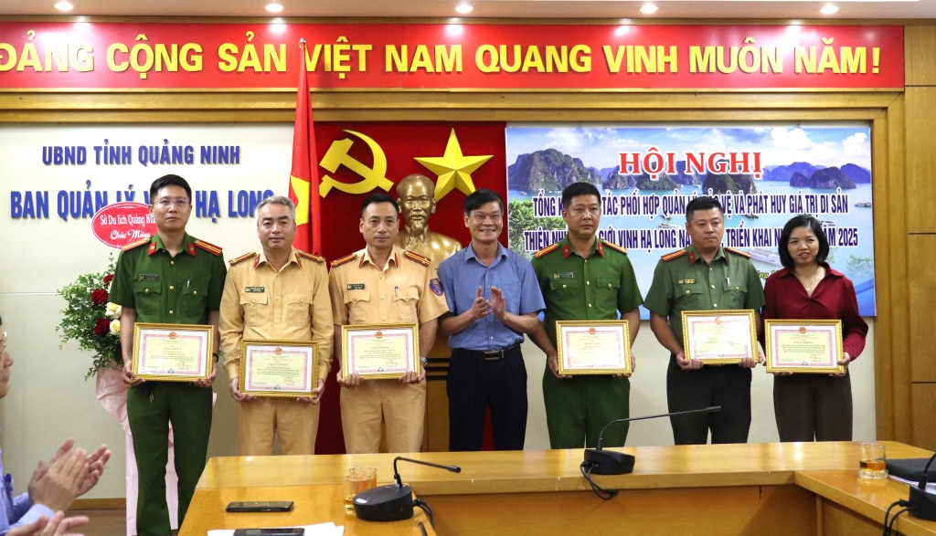 Khen thưởng cho tập thể có thành tích xuất sắc trong công tác phối hợp, quản lý, bảo vệ và phát huy giá trị Di sản thiên nhiên thế giới vịnh Hạ Long.