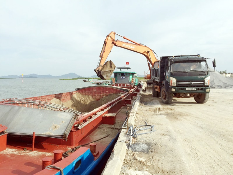 Carga de materiales de construcción en el muelle de Dam Buon (Dam Ha). Foto: Huu Viet