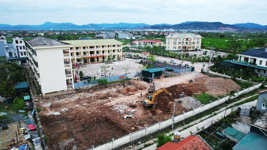 Das Projekt zum Bau eines neuen Schulgebäudes an der Hiep Hoa Secondary School hat den Fundamentbau abgeschlossen und organisiert den Bau der nächsten Elemente.