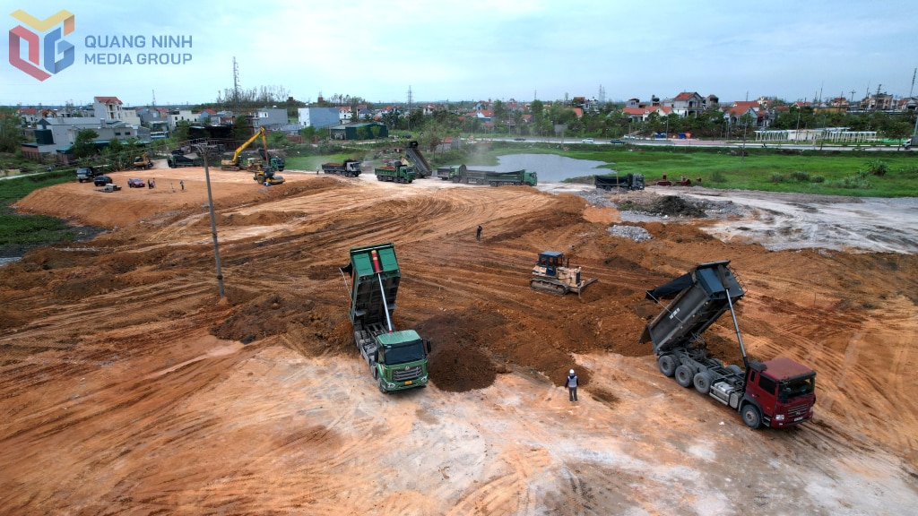 Geschäftige Baustimmung beim Bach Dang High School-Projekt in der Stadt Quang Yen