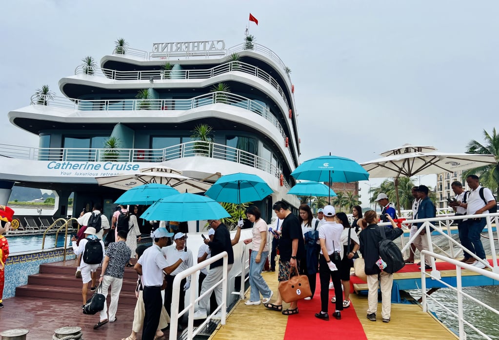 Turistas filipinos pasan la noche en la bahía de Ha Long