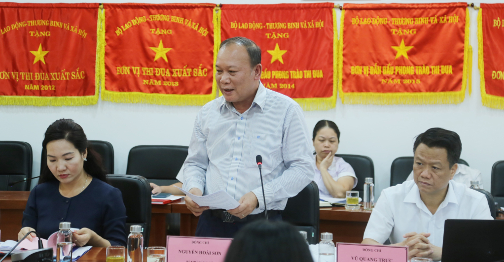 Le camarade Nguyen Hoai Som, directeur du Département du Travail, des Invalides et des Affaires Sociales, a présenté son rapport lors de la réunion.