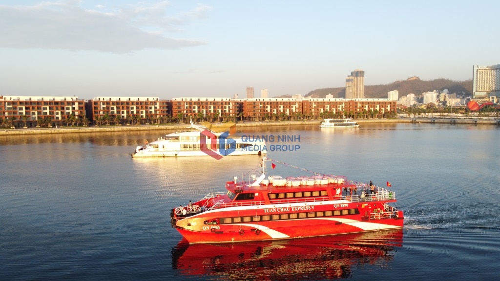 Tuần Châu Express là tuyến vận chuyển hành khách đường biển bằng tàu cao tốc hiện đại đầu tiên khai thác, kết nối vùng di sản Vịnh Hạ Long – Quần đảo Cát Bà. 