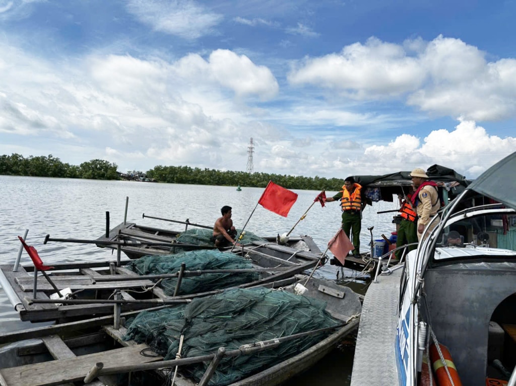 Công an phường Quảng Yên và Đội Cảnh sát giao thông phát hiện, thu giữ 115 lồng khai thác thủy hải sản trái phép tại khu vực tuyến luồng Sông Chanh, TX Quảng Yên vào ngày 26/8/2024. Ảnh Công an phường Quảng Yên cung cấp