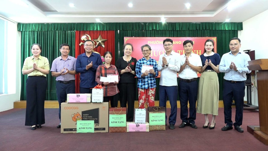 Le quartier de Quang Hanh a offert des livrets d'épargne et de nombreux cadeaux à 2 ménages qui ont échappé à la quasi-pauvreté, en octobre 2024. Photo : Phuong Thao (contributeur)