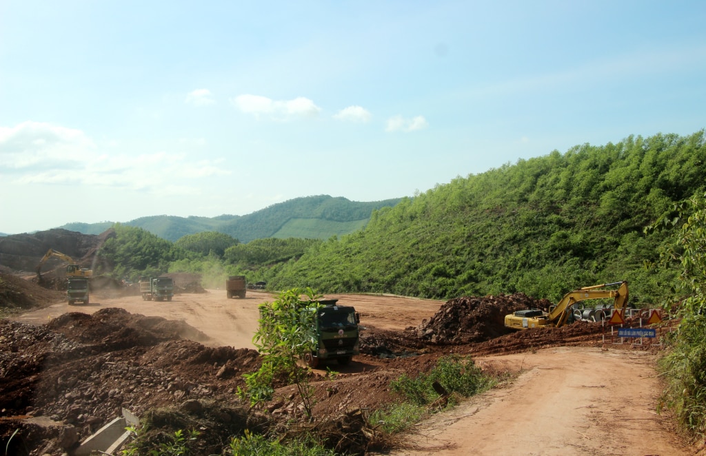 Đơn vị nhà thầu đang thực hiện đào bóc đất hữu cơ, phát tuyến dự án tuyến đường kết nối từ QL4B đến QL18 (huyện Tiên Yên). Ảnh: Mạnh Trường