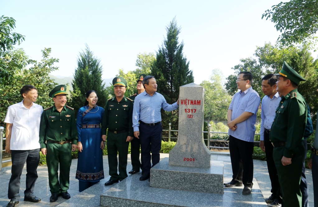 Kiểm tra tại cột mốc Hoành Mô