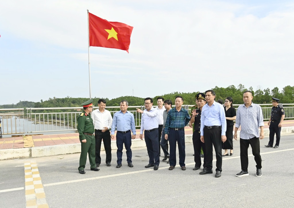 Kiểm tra tại vạch phân khoản cửa khẩu Bắc Luân 2.