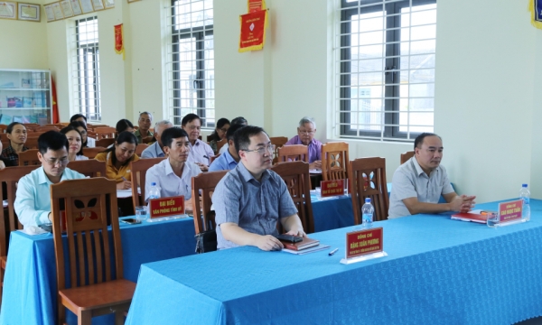 Genosse Dang Xuan Phuong, stellvertretender Sekretär des Provinzparteikomitees, nahm an der Parteizellensitzung in der Stadt Quang Yen teil.