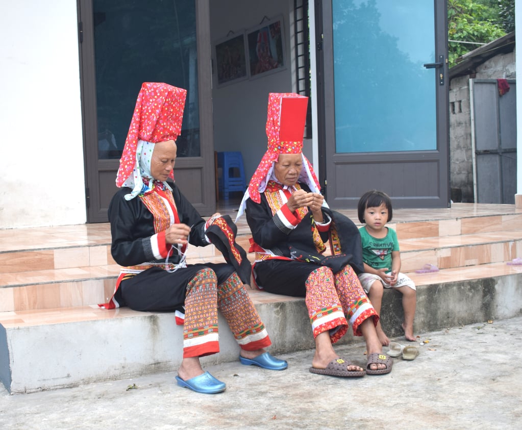 Bà Dường Chống Sếnh, nghệ nhân dân gian Việt Nam (bên phải) sống ở thôn Bản Mới, xã Quảng Sơn