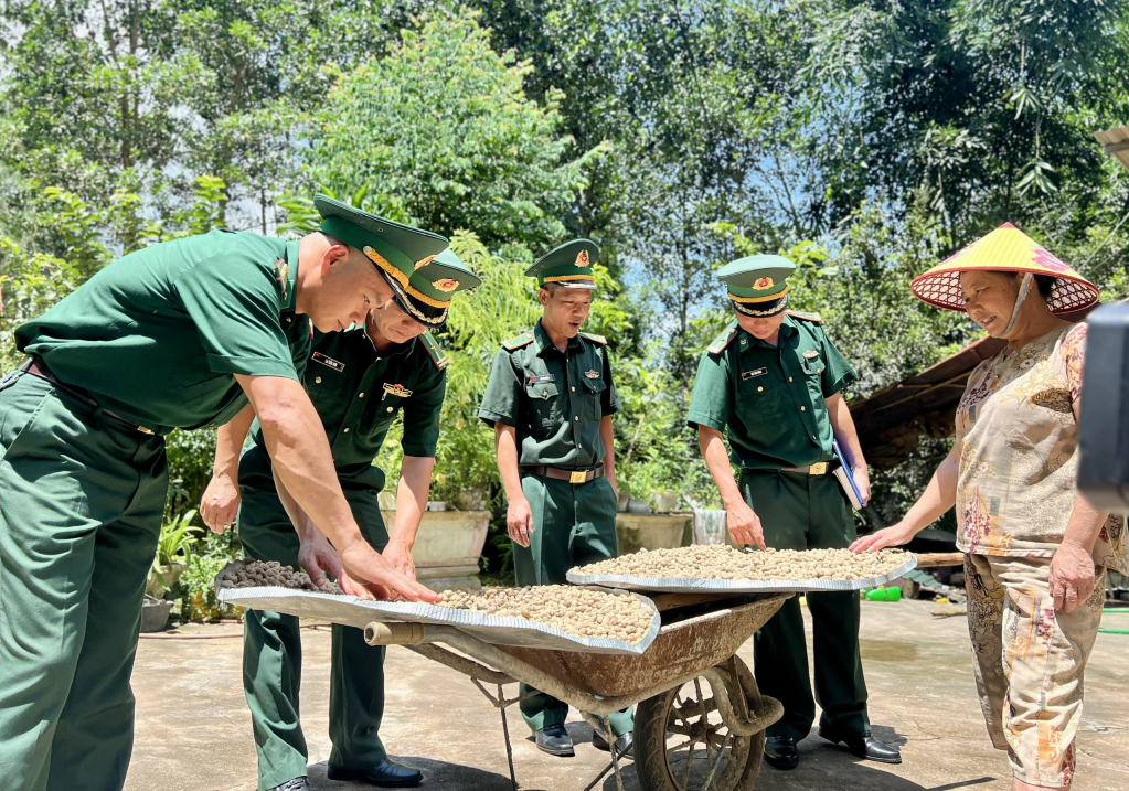 Officers of the Hoanh Mo Border Guard Station visited people and disseminated the law.