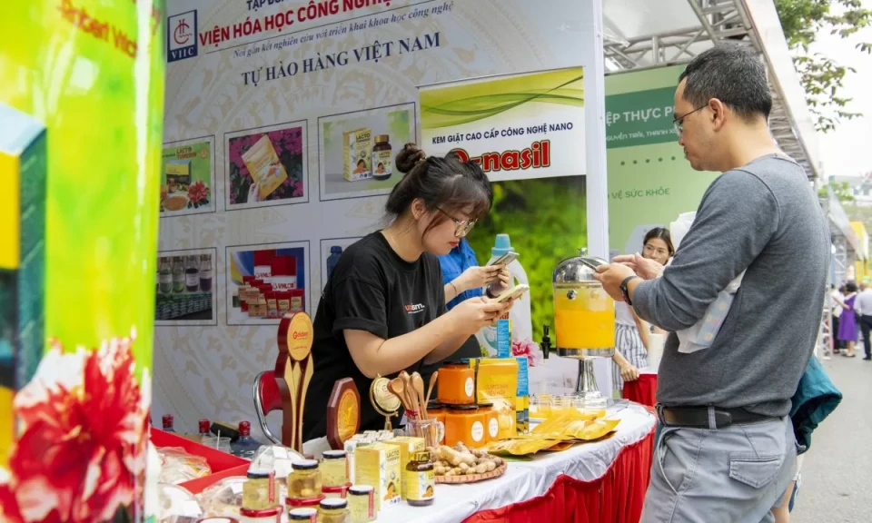 Les produits bon marché affluent au Vietnam et l'histoire du « soutien » aux produits vietnamiens