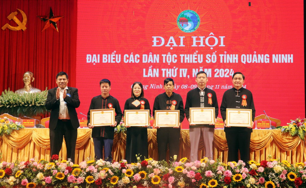 สหายยทอง รัฐมนตรีช่วยว่าการ รองประธานคณะกรรมการชาติพันธุ์ มอบเกียรติบัตรให้กับกลุ่มและบุคคลที่มีผลงานดีเด่นด้านการทำงานด้านชาติพันธุ์ในจังหวัด