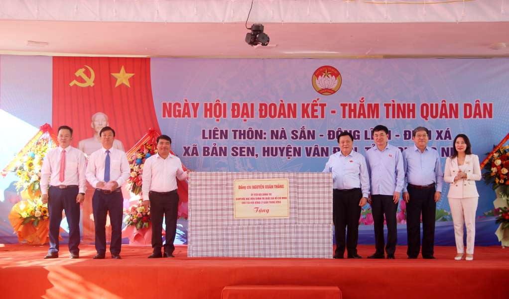 Le camarade Nguyen Xuan Thang, membre du Politburo, directeur de l'Académie nationale de politique Ho Chi Minh, président du Conseil théorique central, délégué à l'Assemblée nationale provinciale, a offert des cadeaux au Comité du Parti, au Conseil populaire et au Comité populaire de la commune de Ban Sen.