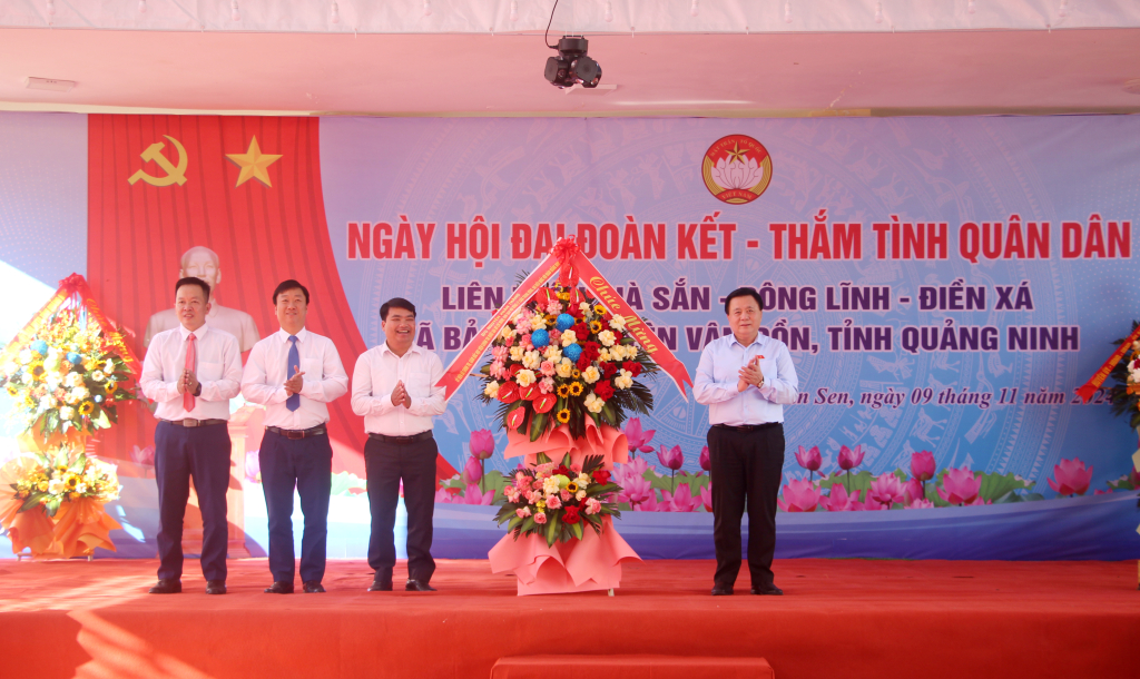 Le camarade Nguyen Xuan Thang, membre du Politburo, directeur de l'Académie nationale de politique Ho Chi Minh, président du Conseil théorique central, délégué à l'Assemblée nationale provinciale, a offert des fleurs pour féliciter le festival.