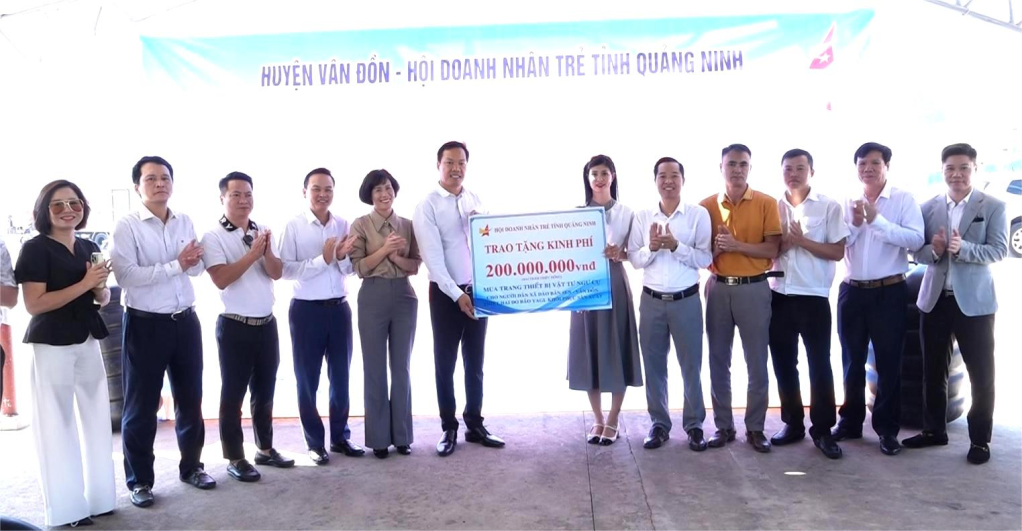 Hội Doanh nhân trẻ tỉnh và các đại biểu trao tặng kinh phí cho các hộ NTTS xã Bản Sen