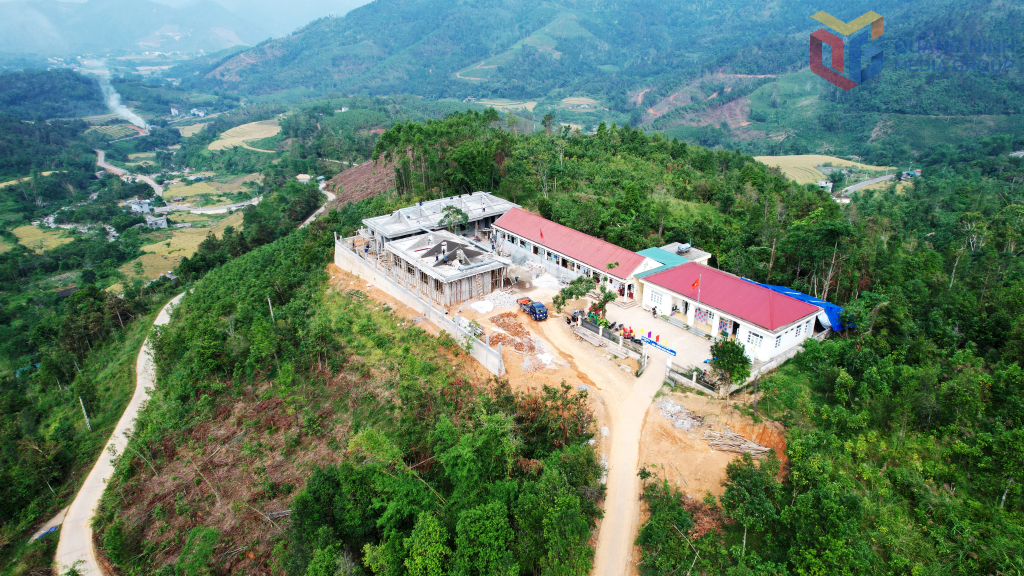 Le projet de rénovation et de modernisation de l'école primaire Dong Tam - École Ngan Vang Duoi est en cours de construction.