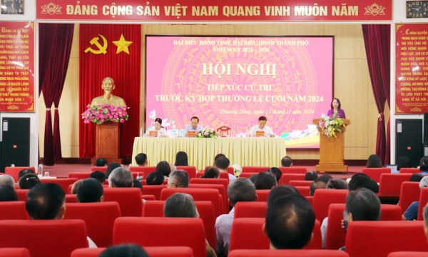 La camarade Trinh Thi Minh Thanh, secrétaire adjointe permanente du Comité provincial du Parti, a rencontré les électeurs de la ville d'Uong Bi.