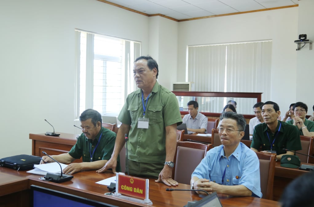 Công dân Phạm Minh Bằng và các đại diện Xí nghiệp thương binh Quang Minh nêu kiến nghị, đề xuất.