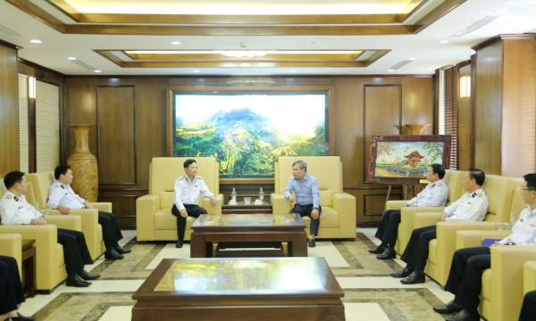 Provincial Party Secretary Vu Dai Thang received and worked with the Political Commissar of the Navy.