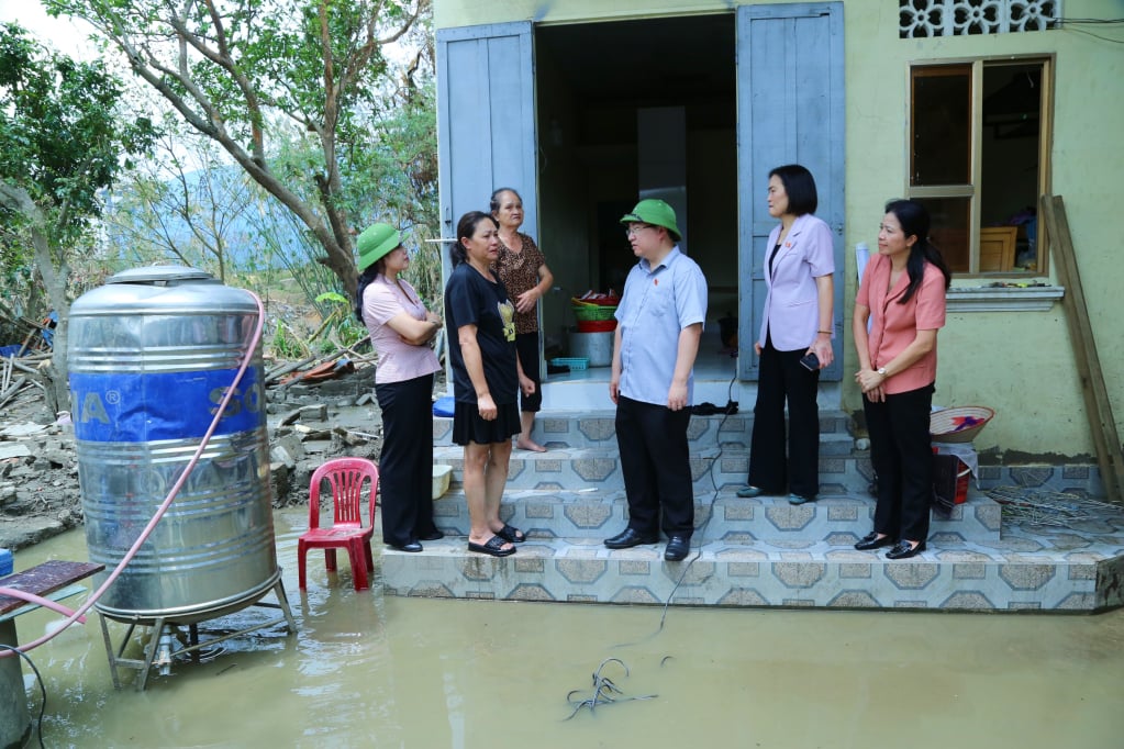 Đoàn ĐBQH tỉnh khảo sát kiểm tra thực tế và chia sẻ với nhân dân khu 5, phường Bắc Sơn, TP Uông Bí về những thiệt hại sau bão số 3