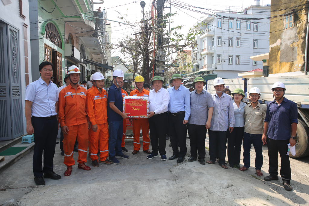 ĐOàn ĐBQH tỉnh thăm hỏi, động viên công nhân điện lực Quảng Ninh đang tham gia khắc phục sự cố đường dây 471 tại phường Hà Tu, TP Hạ Long sau bão số 3.