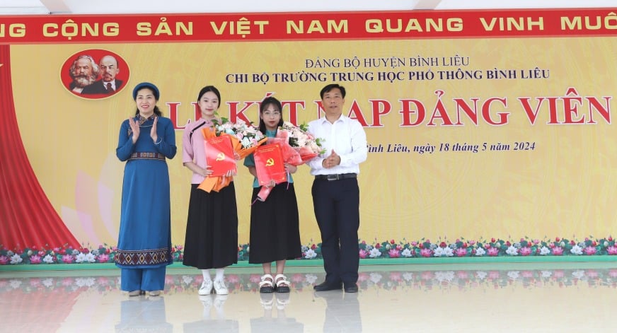 Chi bộ trường THPT Bình Liêu, thuộc Đảng bộ huyện Bình Liêu tổ chức lễ kết nạp Đảng viên cho 2 học sinh nhà trường.