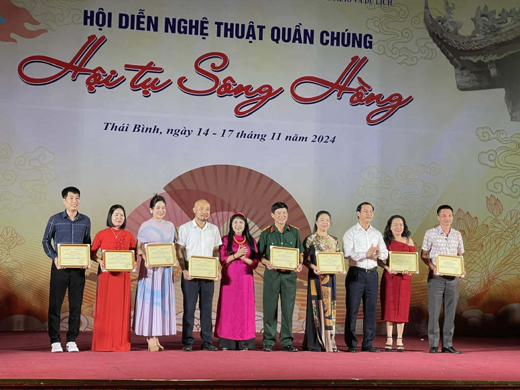 Quang Ninh delegation won 4 medals at the Red River Convergence mass art performance