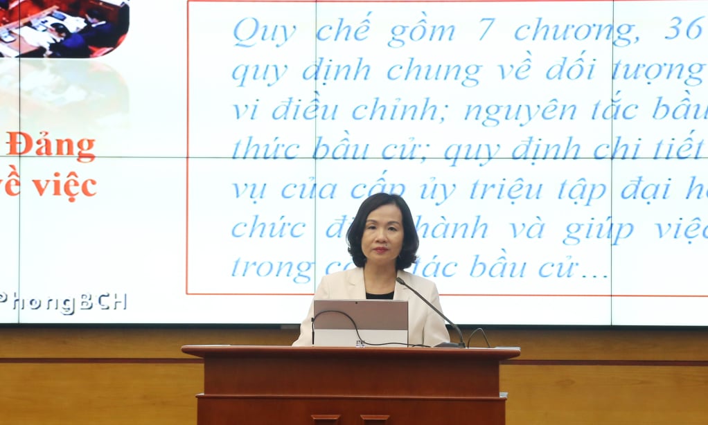 Đồng chí Bùi Thúy Phượng, Trưởng Ban Tổ chức Tỉnh ủy, quán triệt các văn bản của Trung ương, của tỉnh về Đại hội Đảng bộ các cấp tiến tới Đại hội Đại biểu toàn quốc lần thứ XIV.