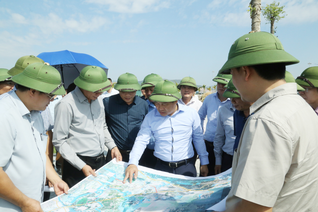 Đồng chí Bí thư Tỉnh ủy kiểm tra tiến độ dự án đường ven sông trên địa bàn TX Quảng Yên.