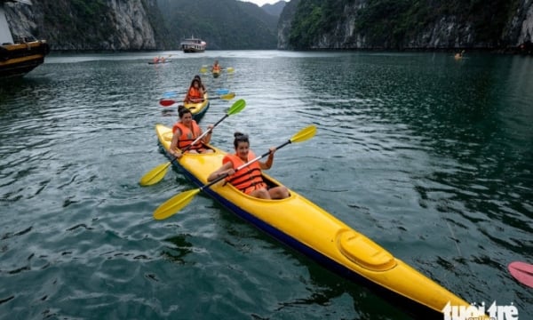 Cát Bà dừng hoạt động chèo thuyền kayak trên vịnh