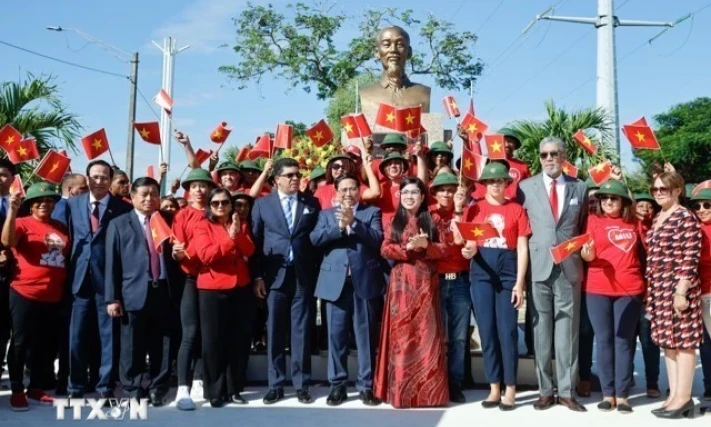 Le Premier ministre assiste à l'inauguration de la restauration de la statue du président Ho Chi Minh en République dominicaine