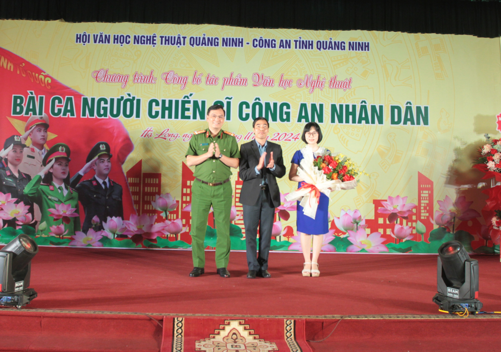 Lãnh đạo Công an tỉnh tặng hoa chúc mừng chương trình.